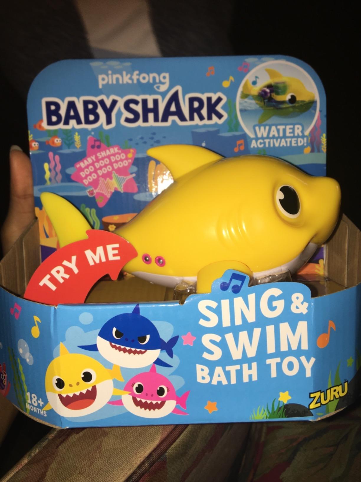 Robo Alive Junior Baby Shark Battery-Powered Sing and Swim Bath Toy by ZURU - Baby Shark (Yellow)